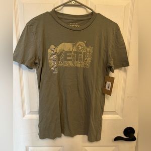 Yeti Green women’s bear print short sleeve t shirt size xs.
